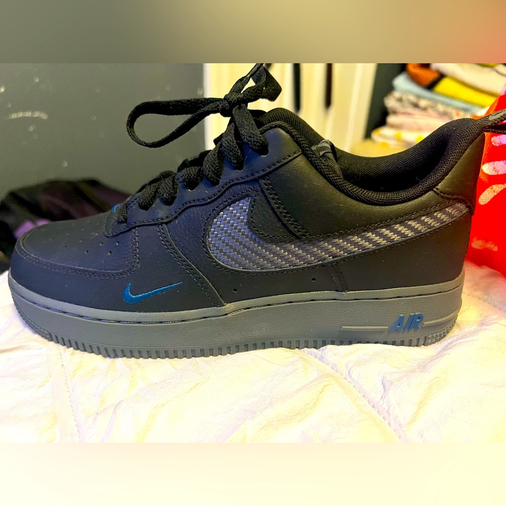 Size 7mens MEN'S NIKE AIR FORCE 1 '07 LV8 Carbon